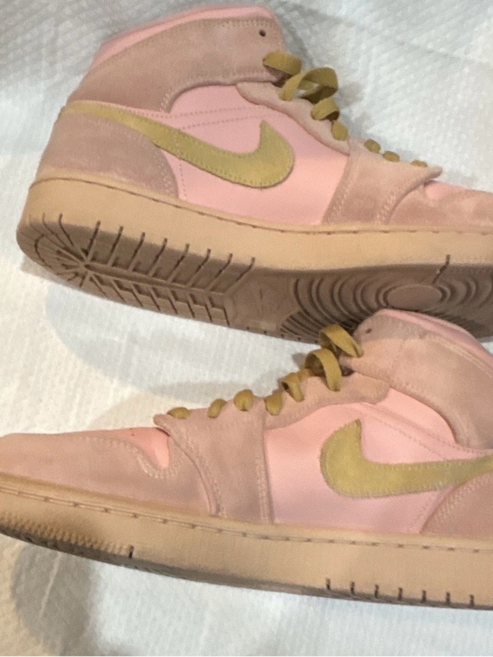 Air Jordan 1 Mid Coral Gold Pink Suede Men’s 9.5 / Women’s 11